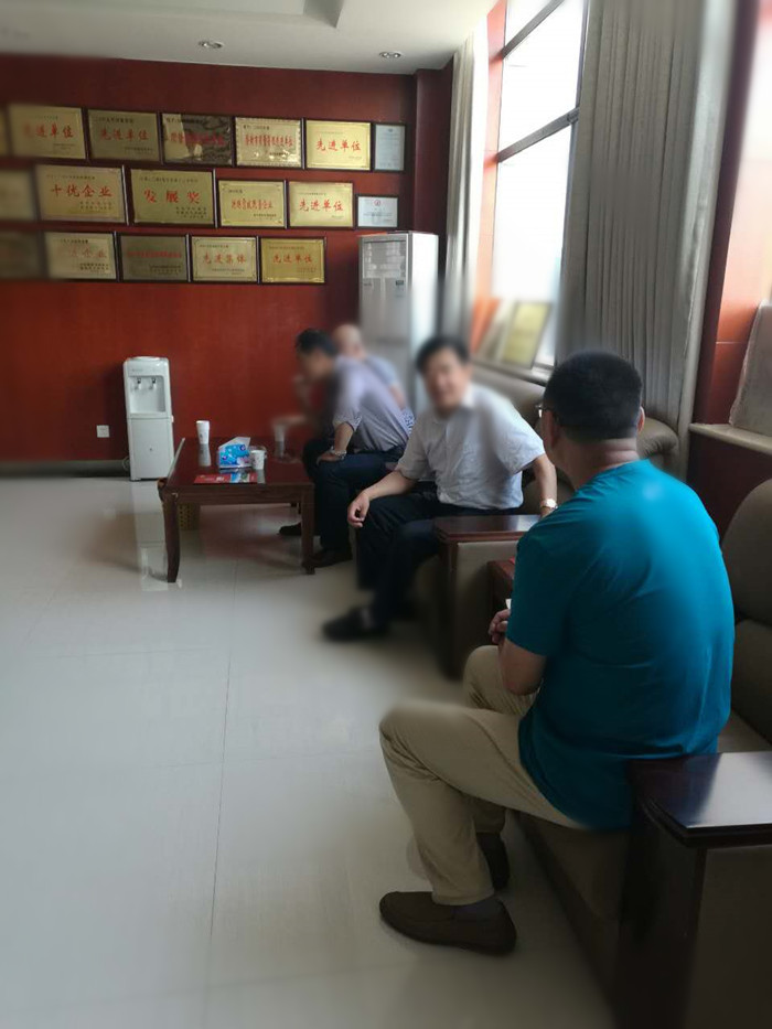 神木煤矿老总来嵩阳煤机洽谈刮板输送机事项.jpg 神木煤矿老总来嵩阳煤机洽谈刮板输送机事项.jpg